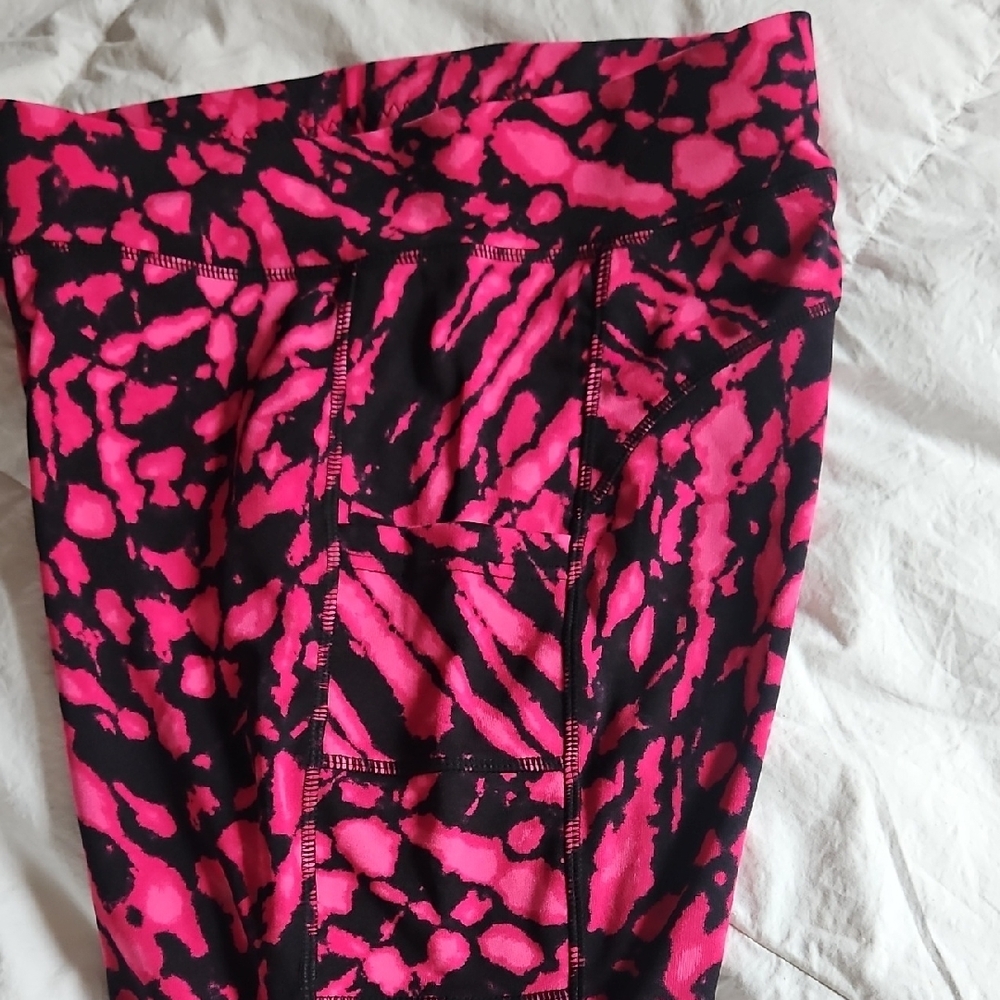 POP Fit Vibrant Pink and Black Patterned Leggings - Picture 4 of 4